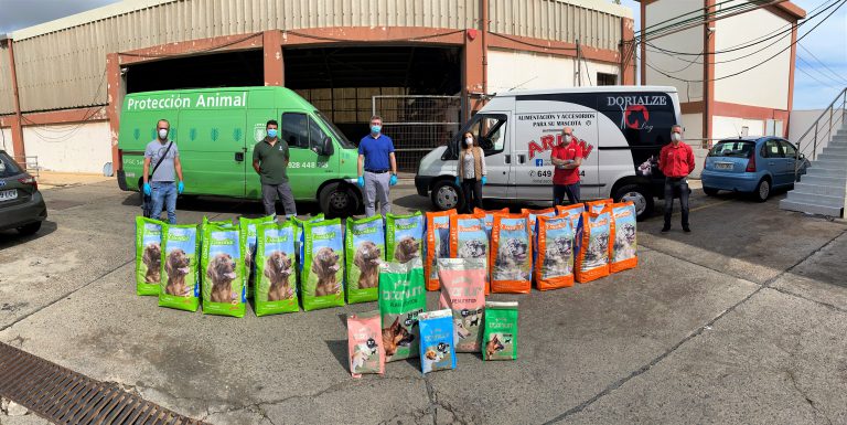 El Ayuntamiento distribuye 400 kilos de comida para perros a entidades que colaboran en la adopción de mascotas