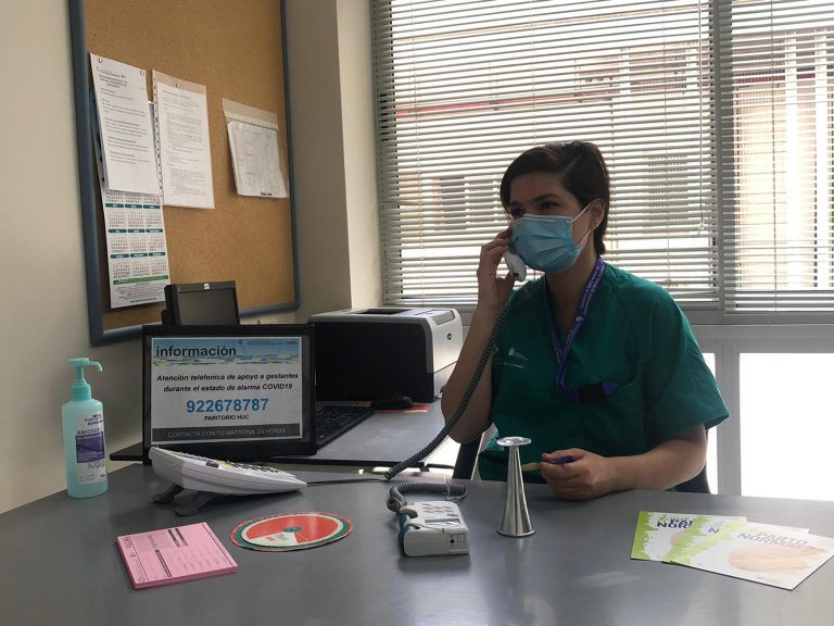 Las matronas del paritorio del HUC ofrecen un servicio telefónico de 24 h para resolver dudas durante esta situación de alerta