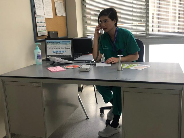 Una matrona del HUC atiende tfno gestantes2