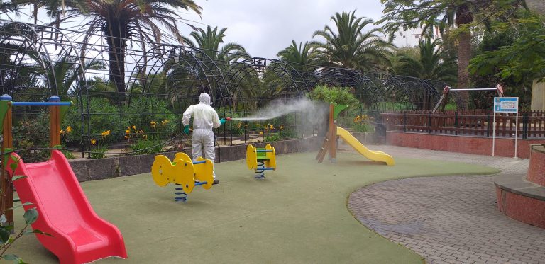 El Ayuntamiento de Arucas refuerza la limpieza y desinfección de los parques y plazas del municipio.