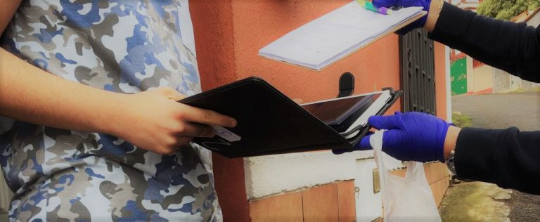 El Ayuntamiento de Arucas colabora en la entrega de tarjetas telefónicas, tablets y material escolar a los estudiantes de Arucas.