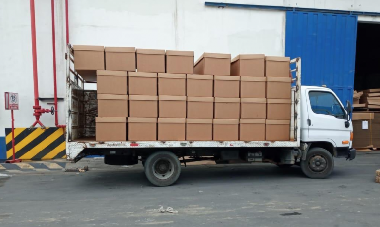 En Ecuador reparten ataúdes de cartón para las víctimas del coronavirus