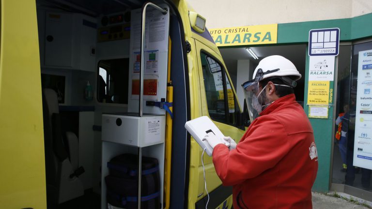 Los vehículos de emergencia son desinfectados del COVID19 por una acción solidaria de una red de talleres canaria