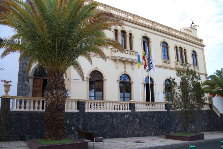 El alcalde de Adeje preside por videoconferencia las juntas de gobierno y el ayuntamiento retoma la actividad previa al parón total