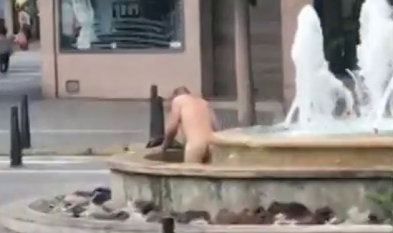 Un hombre se baña desnudo en una fuente de Las Palmas en pleno confinamiento