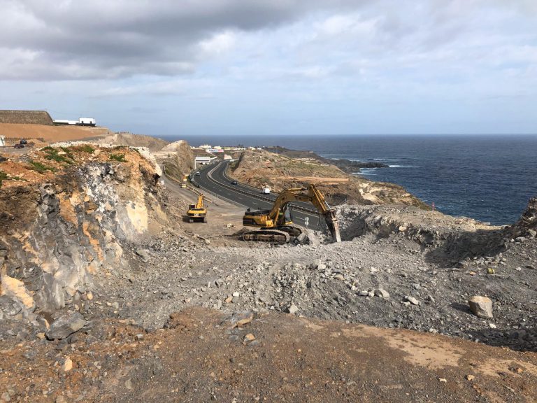 Obras Públicas avanza hacia la fase final de la Fase IV de la Circunvalación tras ocupar varios terrenos en Arucas y demoler un estanque que obstaculizaba el recorrido