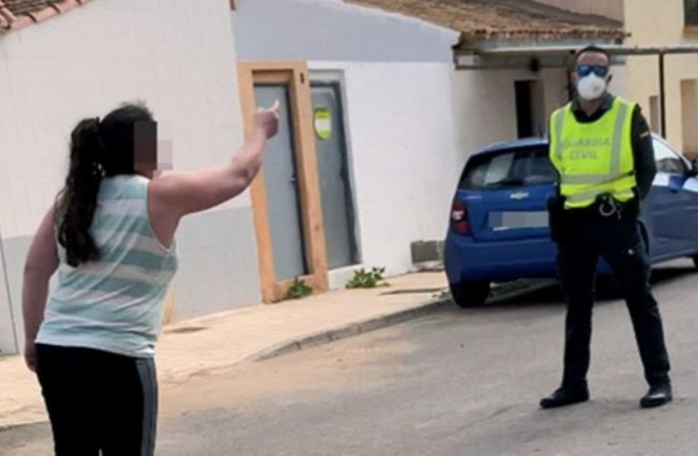 Detenida una falsa enfermera que iba a casas en Murcia para diagnosticar el Covid-19