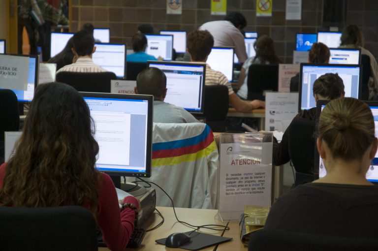 En los próximos días el Vicerrectorado de Estudiantes y Deportes comienza a repartir 50 ordenadores nuevos para paliar la brecha digital de los estudiantes