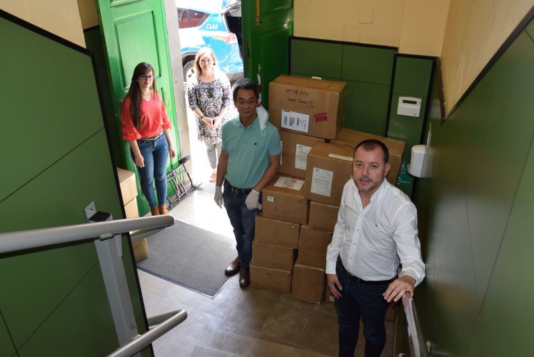 La comunidad china dona 45.000 mascarillas para los centros sociosanitarios de la isla.