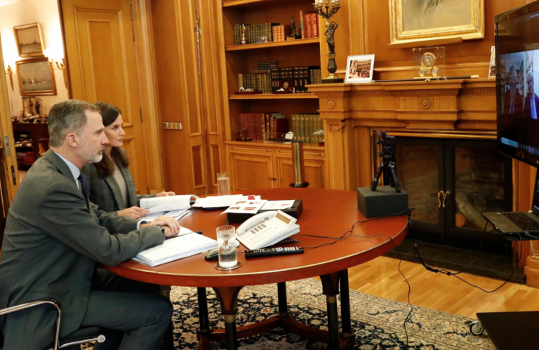 Primera reunión del Rey con un ministro de Podemos