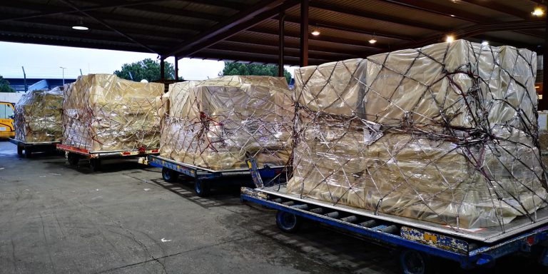 Llegan dos nuevos cargamentos adquiridos directamente por el Gobierno de Canarias con 58.200 kits para diagnóstico y  1,5 millones de mascarillas