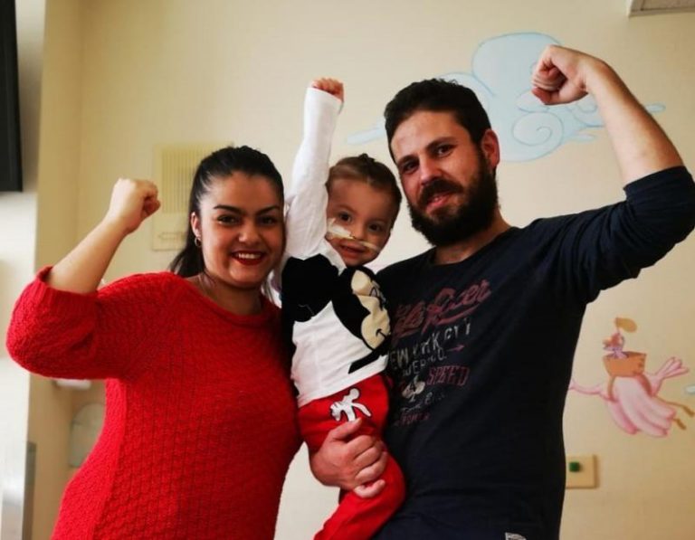 Un niño de tres años recibe el alta médica tras ser trasplantado de seis órganos en el Hospital La Paz