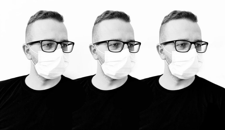 Trucos para evitar que se te empañen las gafas al llevar mascarilla