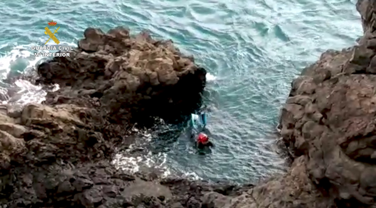 Detenido en Tenerife un hombre que se arrojó al mar y se escondió en una cueva para no explicar por qué salió de casa