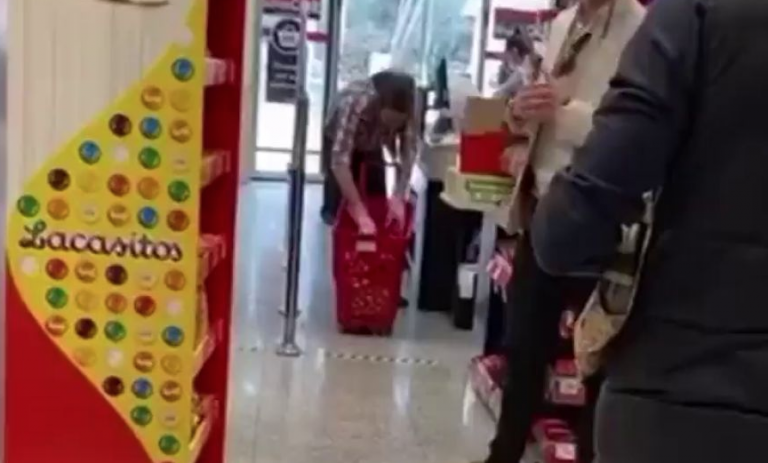 Las imágenes de Pablo Iglesias en un supermercado sin mascarilla