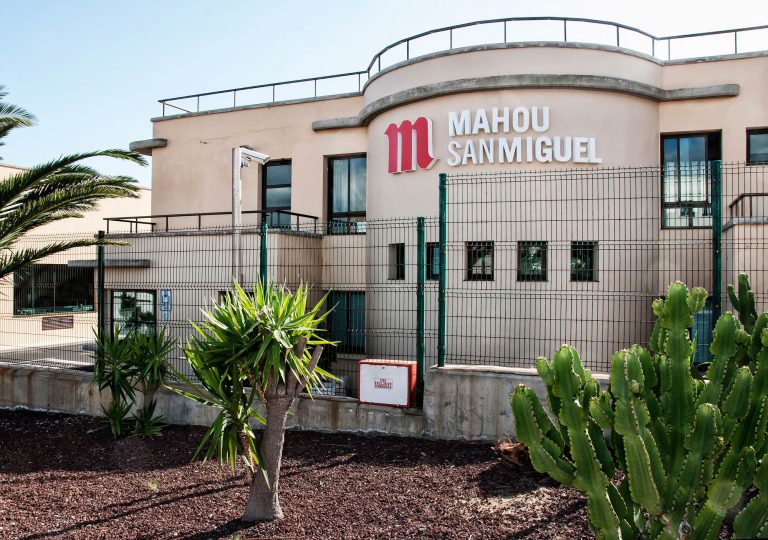 Mahou San Miguel dona 8.000 litros de agua a hospitales y colectivos vulnerables de Canarias