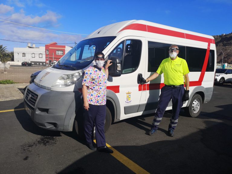 El personal de la Residencia de Myores y ayuda a domicilio reciben mascarillas y pantallas protectores