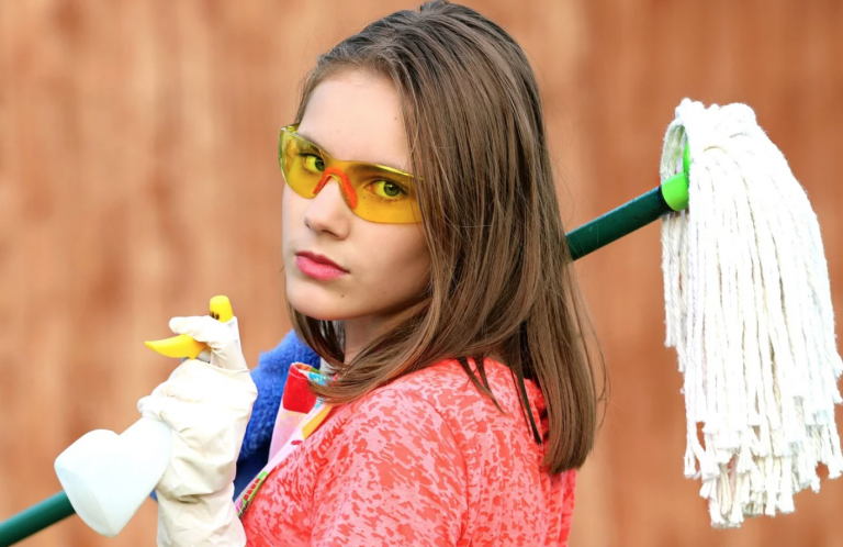 ¿Por qué no se debe mezclar lejía con agua caliente?