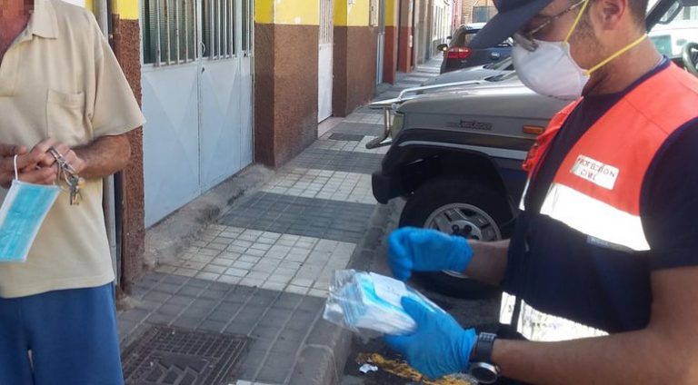 Policía Local y Protección Civil de Ingenio reparten 1900 mascarillas