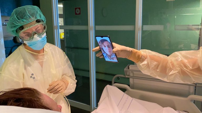 El Insular-Materno Infantil conecta a familiares y pacientes hospitalizados por COVID-19 con tabletas y móviles