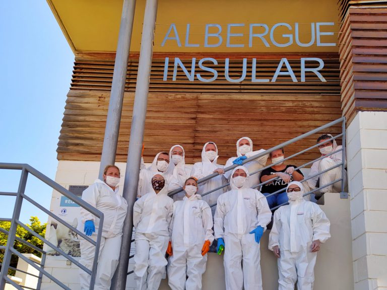 El Albergue de Animales del Cabildo recepciona, vacuna y desparasita los 84 perros confiscados en una finca de Agüimes