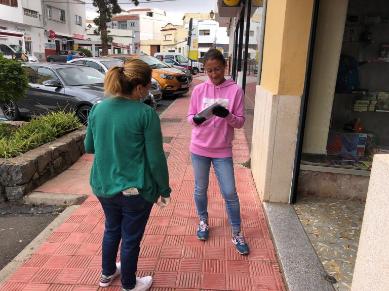 El Ayuntamiento reparte mascarillas en los establecimientos autorizados para abrir al público