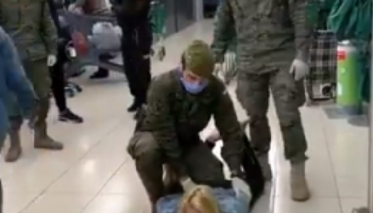 Soldados del Ejército detienen a una mujer que robaba en un Mercadona