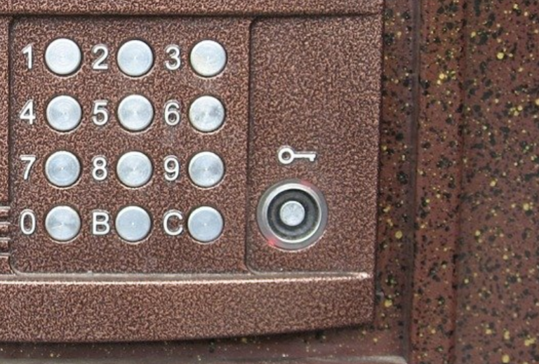 Condenada a cinco meses de cárcel por timbrar en telefonillos sin motivo durante la cuarentena