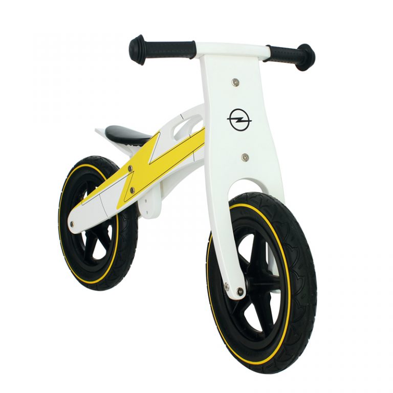 Para que los peques disfruten de su libertad, Opel lanza una bici sin pedales y el correpasillos Little Adam