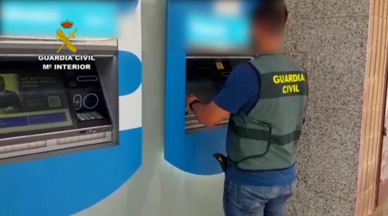Cinco detenidos por estafar más de 60.000 euros en cajeros a personas mayores