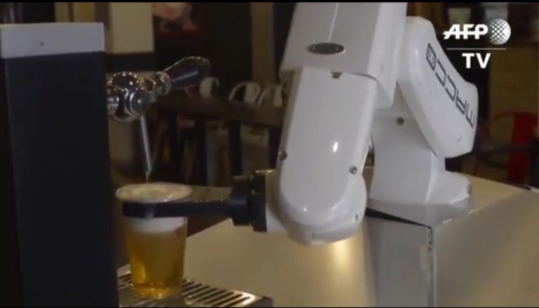 Así tira las cañas un robot instalado en un bar de Sevilla