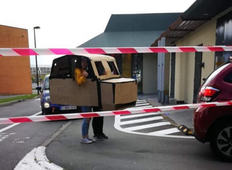 Una madre y su hija se disfrazan de coche para poder hacer un pedido en un Mc Auto