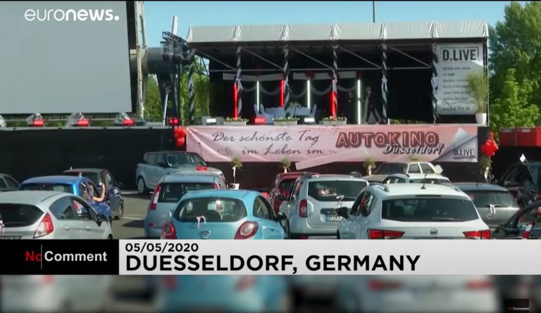 Se casan en un autocine para que los invitados puedan asistir a la cermonia desde sus coches