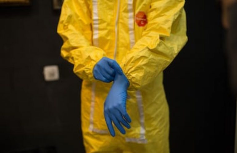 Con taconazos y traje de bioseguridad, así fue grabada una mujer paseando por la calle durante el estado de alarma