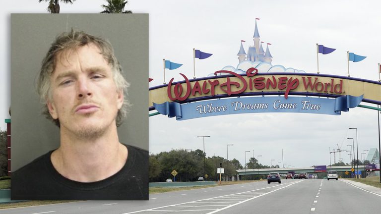 Encuentran a un hombre acampando en Disney World en pleno confinamiento de la población
