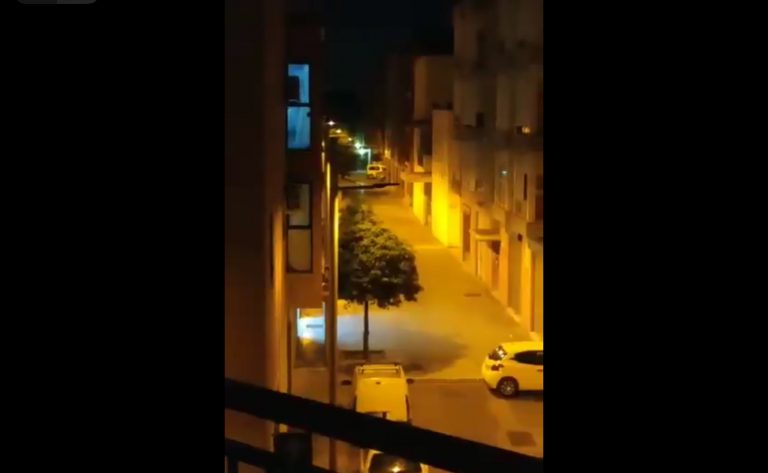 Un joven salta desde un segundo piso para enfrentarse a la policía en Valencia