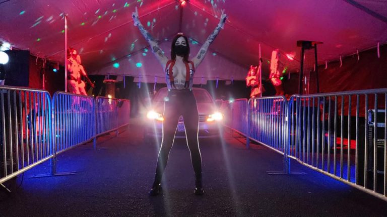 La curiosa forma de reinventarse de las barras americanas durante la pandemia: ‘el auto strip-tease’