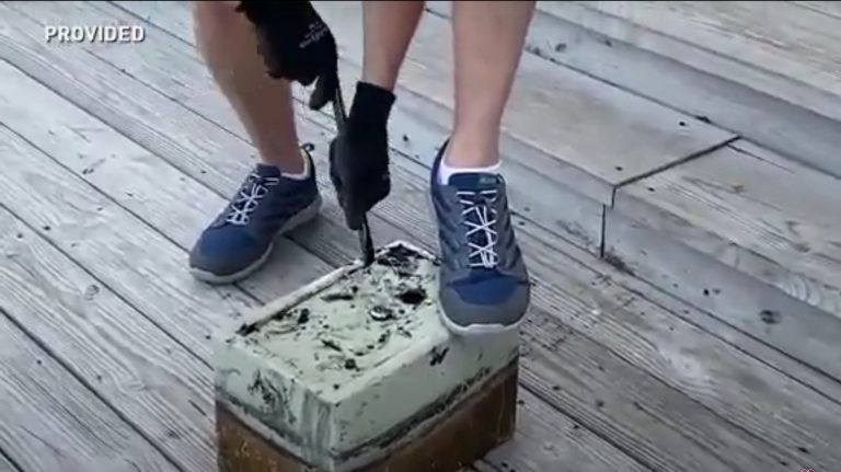 Un niño pesca con un imán una caja fuerte robada hace 8 años