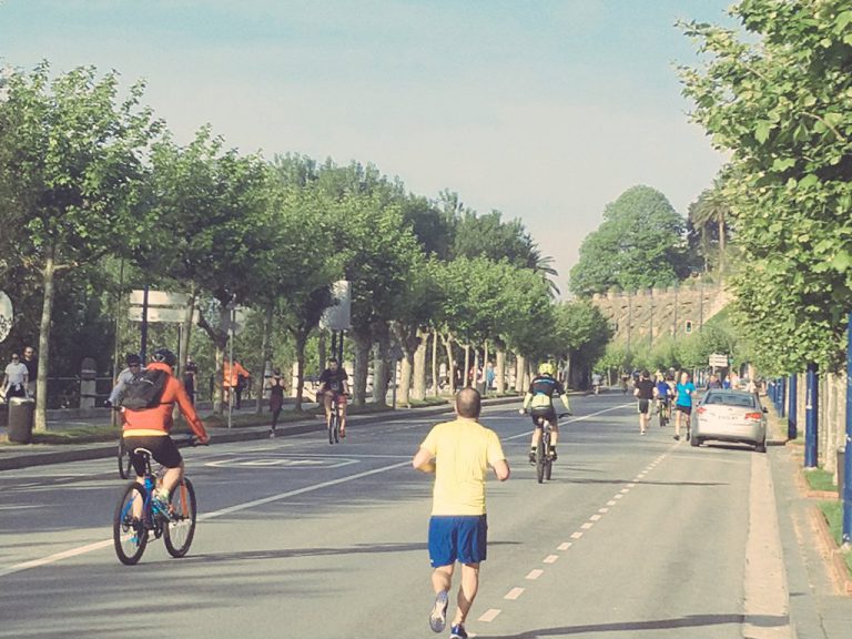 Ábalos pide a los ayuntamientos que adapten la ciudad a los peatones y los ciclistas