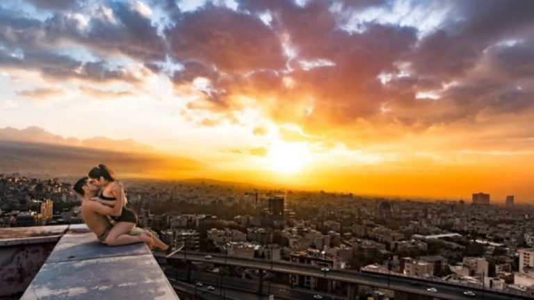 Detenidos dos deportistas iraníes por publicar fotos besándose en las redes sociales