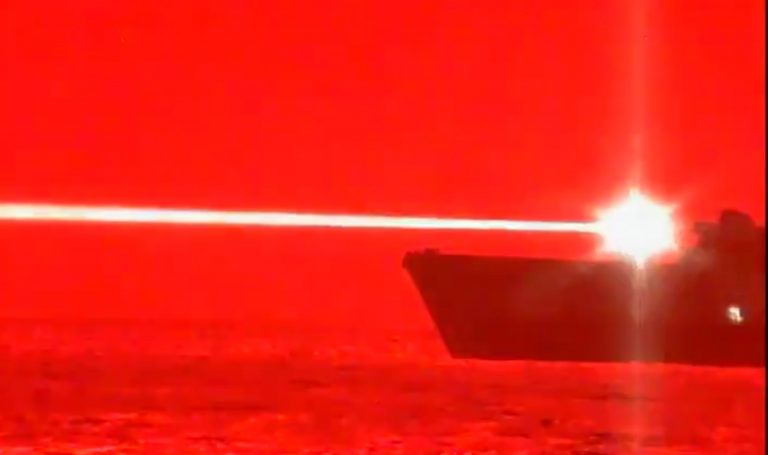 EEUU instala en uno de sus buques un rayo láser capaz de derribar drones enemigos