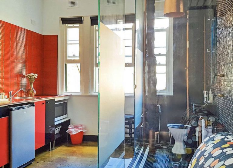 El alquiler de un piso con el cuarto de baño edificado en la cocina revoluciona internet