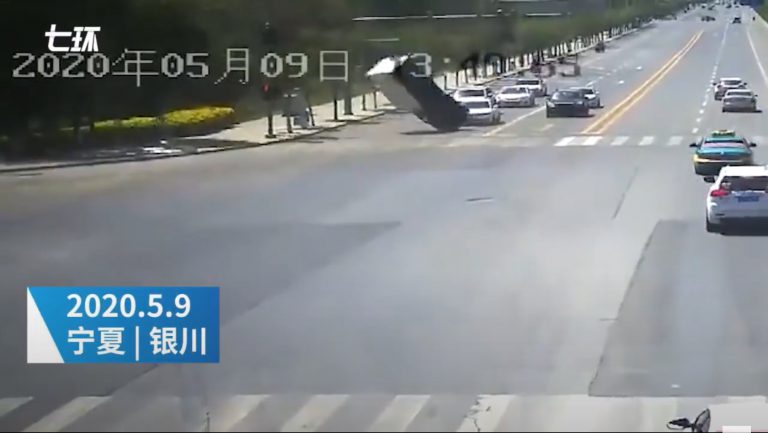 Una racha de viento hace volcar de manera violenta un camión parado en un semáforo
