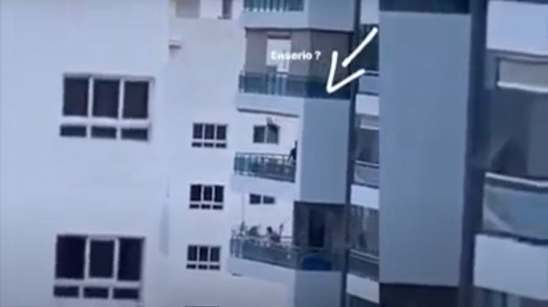 Columpia a su hija en la terraza de un sexto piso arriesgando su vida