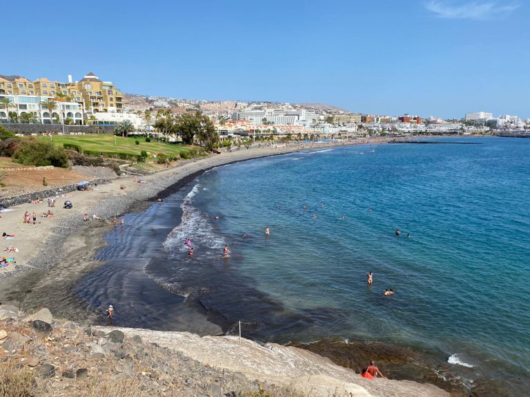 Adeje reabre el 90% de sus playas al público