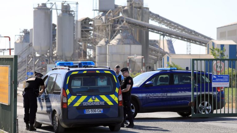 Mata a tres hombres durante una reunión de trabajo y después intenta suicidarse