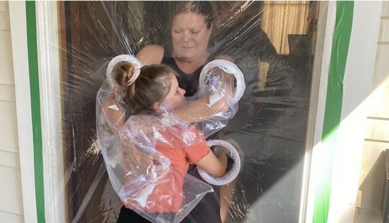 El invento de una niña para poder abrazar a sus abuelos durante el confinamiento