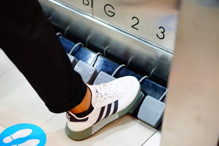 Un centro comercial instala un ascensor con pedales para evitar los contagios por coronavirus