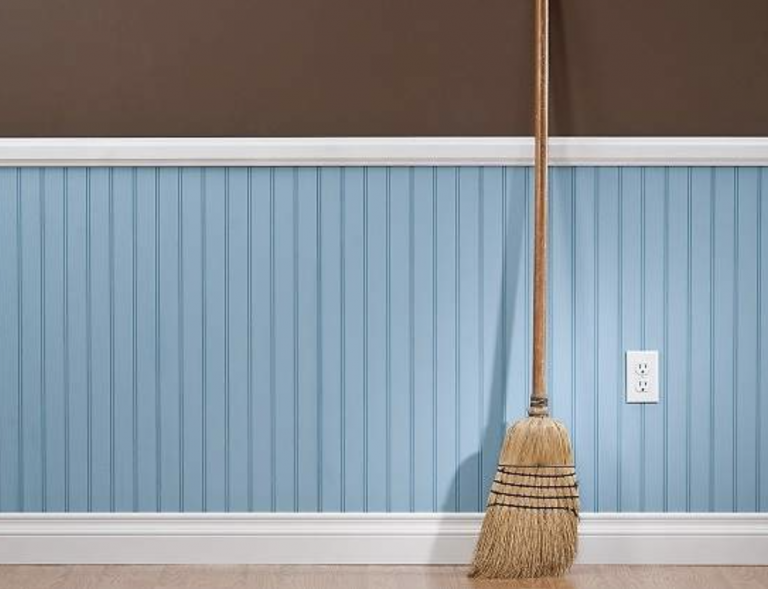 Una pareja contratada para cumplir una fantasía sexual se presenta en la dirección equivocada armada con machetes y una escoba