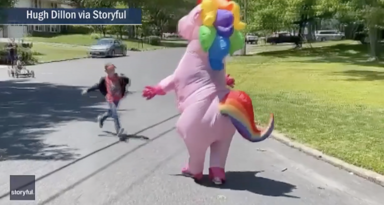 Una abuela se disfraza de unicornio para poder abrazar a sus nietos durante la pandemia